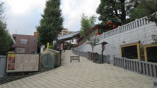 早稲田駅からほど近い場所。境内へはスロープを上ります。