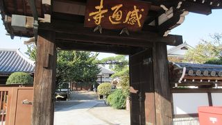 夏目坂界隈でも大きなお寺の一つ。