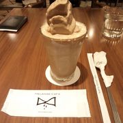 朝からとっても賑わっていたカフェ。　フラペチーノみたいなコーヒードリンク美味しかった!