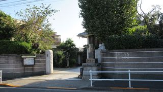 すっきりしたデザインの本堂を。持つ日蓮宗のお寺