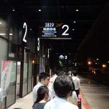 朝5時のバスの行列