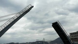 毎時00分に開閉する橋