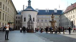 第２の中庭にある白い建物