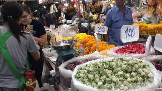 相変わらず、お供え物用の花を中心に売ってます