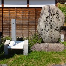 広場の石碑や案内板はこの構造が標準でした。