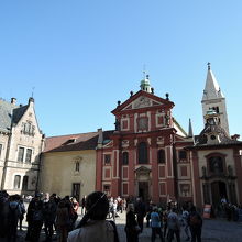 赤いレンガ作りの外観