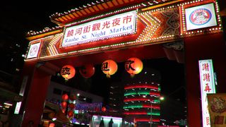 飲食物の屋台が充実しています。散策後は松山慈祐宮に参拝もできます。