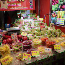 フルーツも充実の品揃え