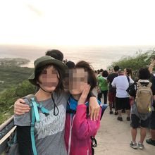 陽が昇るのをたくさんの人達が待ちます！風強し(^^;