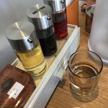 テーブルの餃子のタレセット