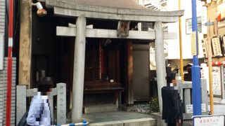 西口商店街にあるお社です。