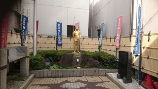 きらきらと輝く黄金の像