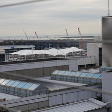 第2ターミナルの向こうに東京湾も見えます