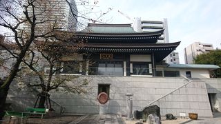 高い位置にある本堂