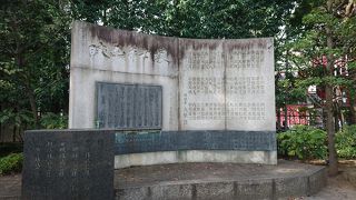 新奥山にある弁士をたたえる石碑