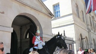 華やかで凛々しい騎馬衛兵、間近でじっくり