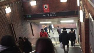 ビジネスマンで賑わう駅