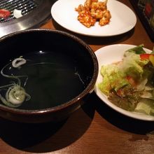 セットのサラダとスープ