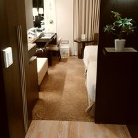 クローゼットは開けると自動で電気が点灯します。