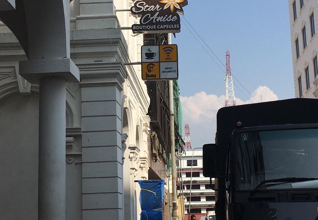 コロニアル様式の建物と閑静なオフィス・行政地区だがお店もあり