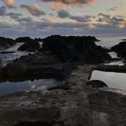 海の中で硫黄泉を味わえる、夕日も見られる絶景温泉です。