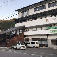 面玄関は駅入場口でもある