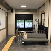 龍泉閣内の駅待合室、左手は直ぐの所にフロント