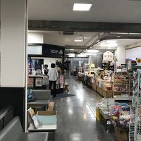 改札口を出るとフロント