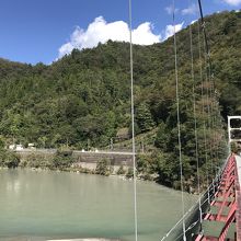橋の上からの眺め、駅を