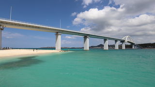 瀬底大橋と綺麗な海