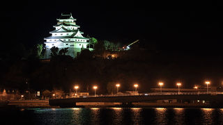 遠くから見るとフランスのモンサンミッシェルに似ている
