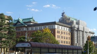 市役所と並んでいます