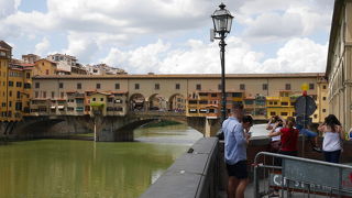 フィレンツェのメイン観光スポット！ヴェッキオ橋！！
