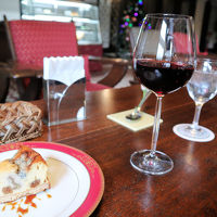 ラウンジでいただいたゴルゴンゾーラとワイン