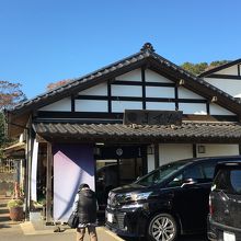 こじんまりした店内は買い物客でいっぱい