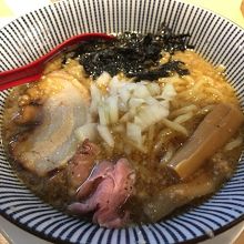 背脂醤油らー麺(800円)
