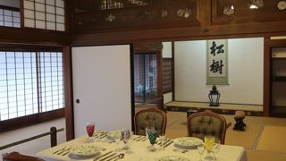 畳の上の洋風食卓が印象的。大河ドラマのロケにも使用。
