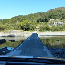 車で渡ってみます。