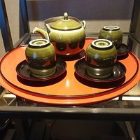 せっかくの茶器も埃がすごいです。不潔！