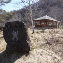 東屋の手前に碑があります