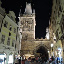 夕方の橋の西側、マラーストラナ側の橋塔