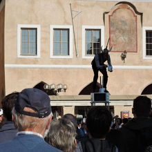 広場でパフォーマンスをする人