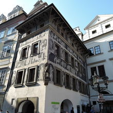 黒地に白のコントラストが綺麗な外観の絵