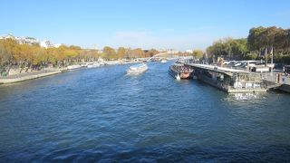 パリを魅力的な町にする水辺空間