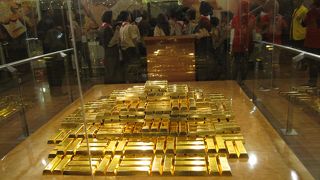 国の複雑な成り立ちをお金を通して