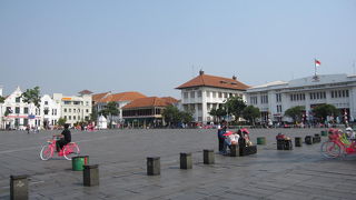 旧オランダ建築に囲まれた広場