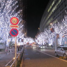 両側に輝くイルミネーション