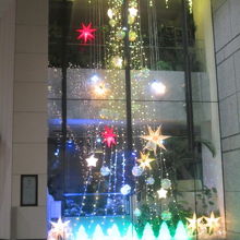 建物の中にツリーが見えます。