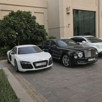 駐車場は高級車が多いです