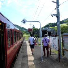 矢岳駅停車中！皆さん外に出ます！